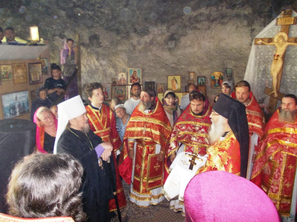 Наместник монастыря о.Даниил встречает Владыку Лазаря