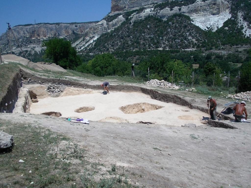 Лето 2012г. Работают археологи. На монастырском подворье . раскопки. Здесь были древние поселения?