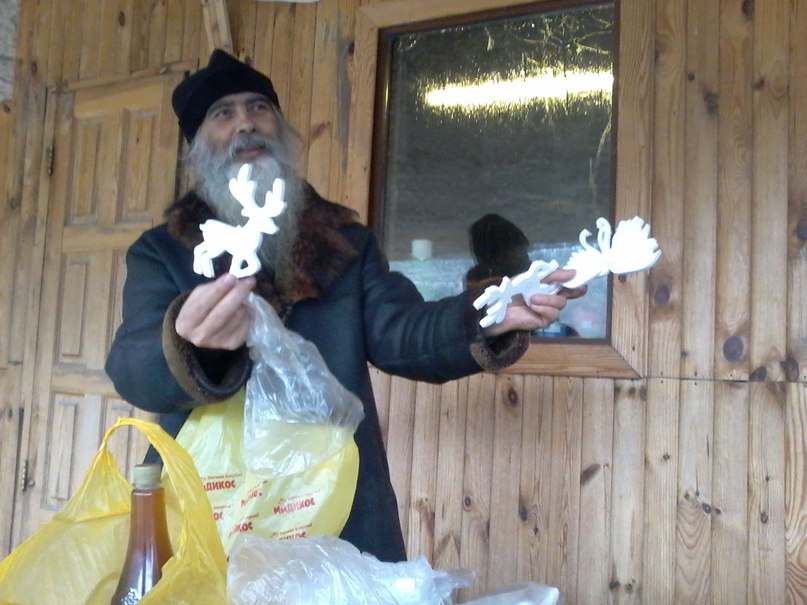 Отец Даниил перед Рождеством раздает оленей